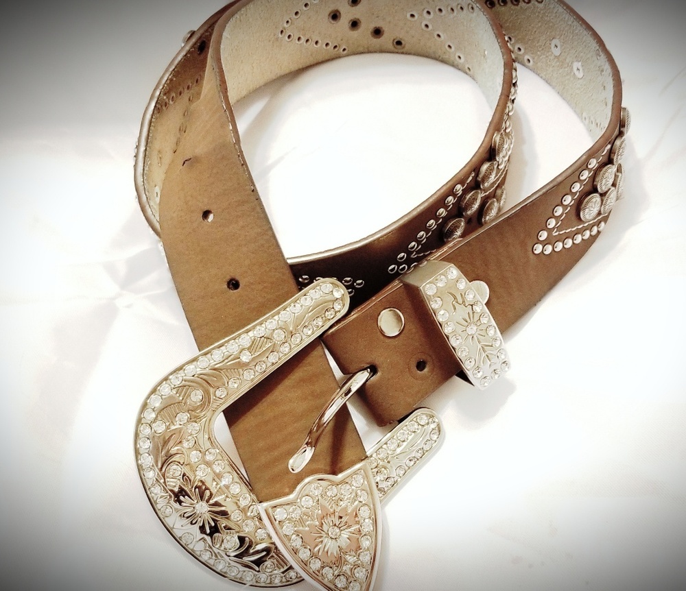 Woman's Genuine leather western style belt.